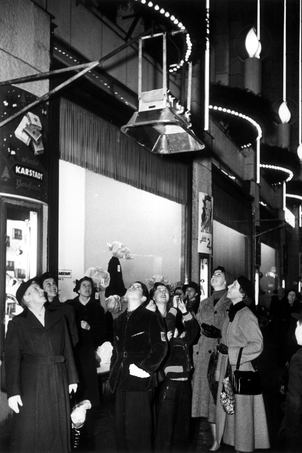 Los visitantes del mercado navideño de Colonia se maravillan con los calefactores infrarrojos de Schwank, años 60.