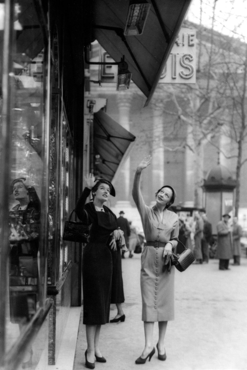 Dos señoras bajo un calentador infrarrojo Schwank en la calle Tronchet, París, en 1948.
